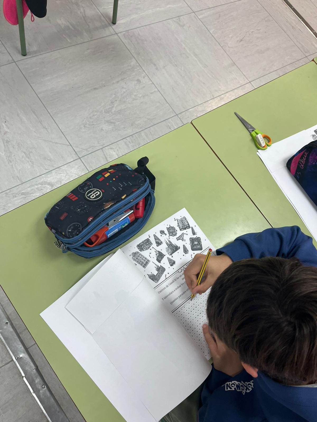 Infant concentrada en una activitat de classe.