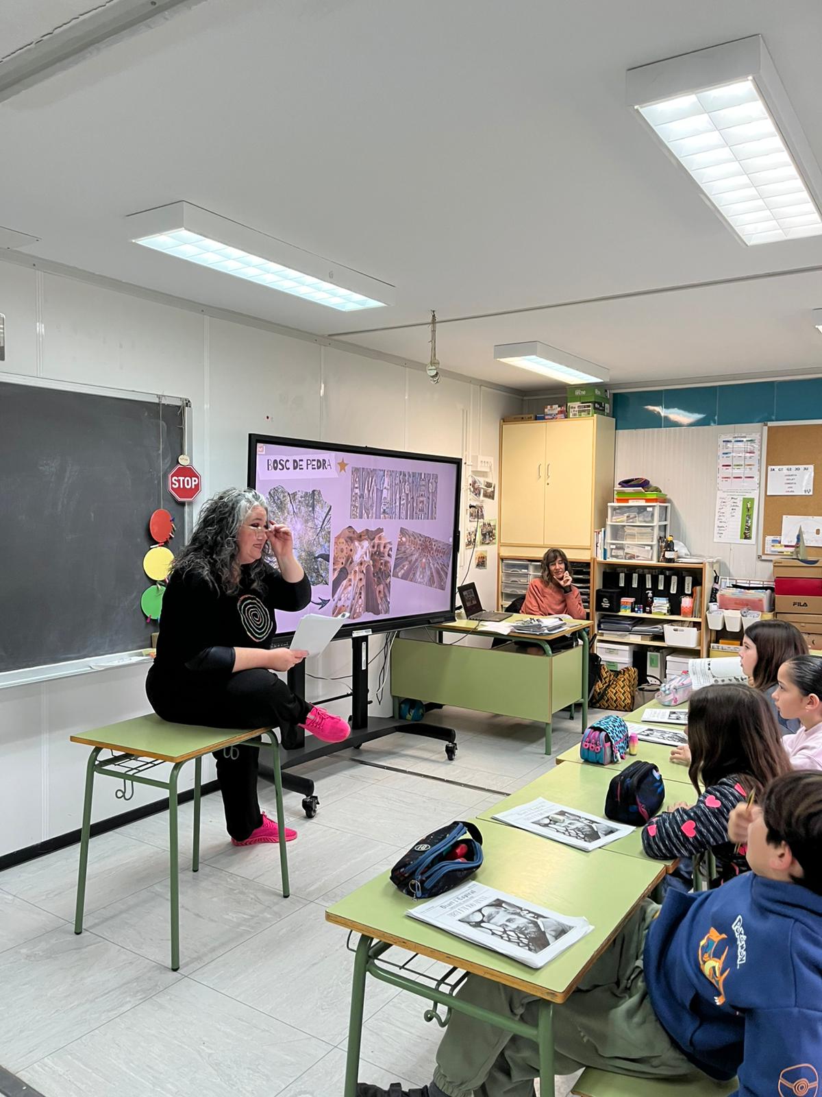 Ponència educativa davant d'un grup.
